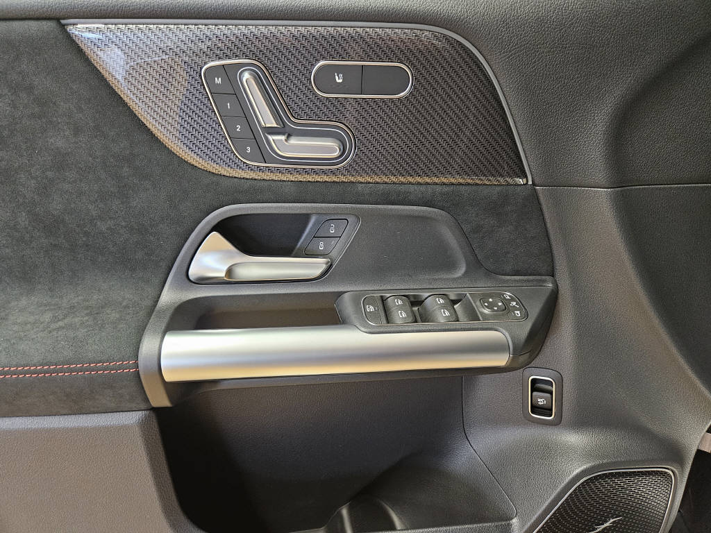MERCEDES-BENZ GLA 220 d 4Matic AMG Line Swiss Star-image-8