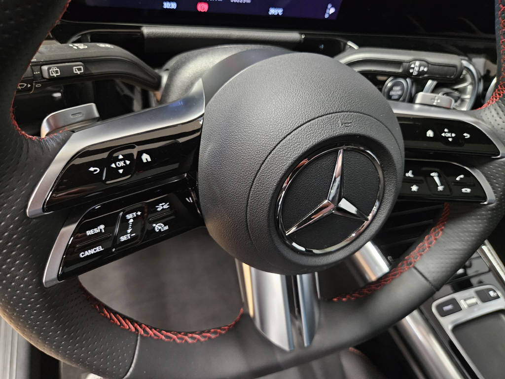 MERCEDES-BENZ GLA 220 d 4Matic AMG Line Swiss Star-image-8