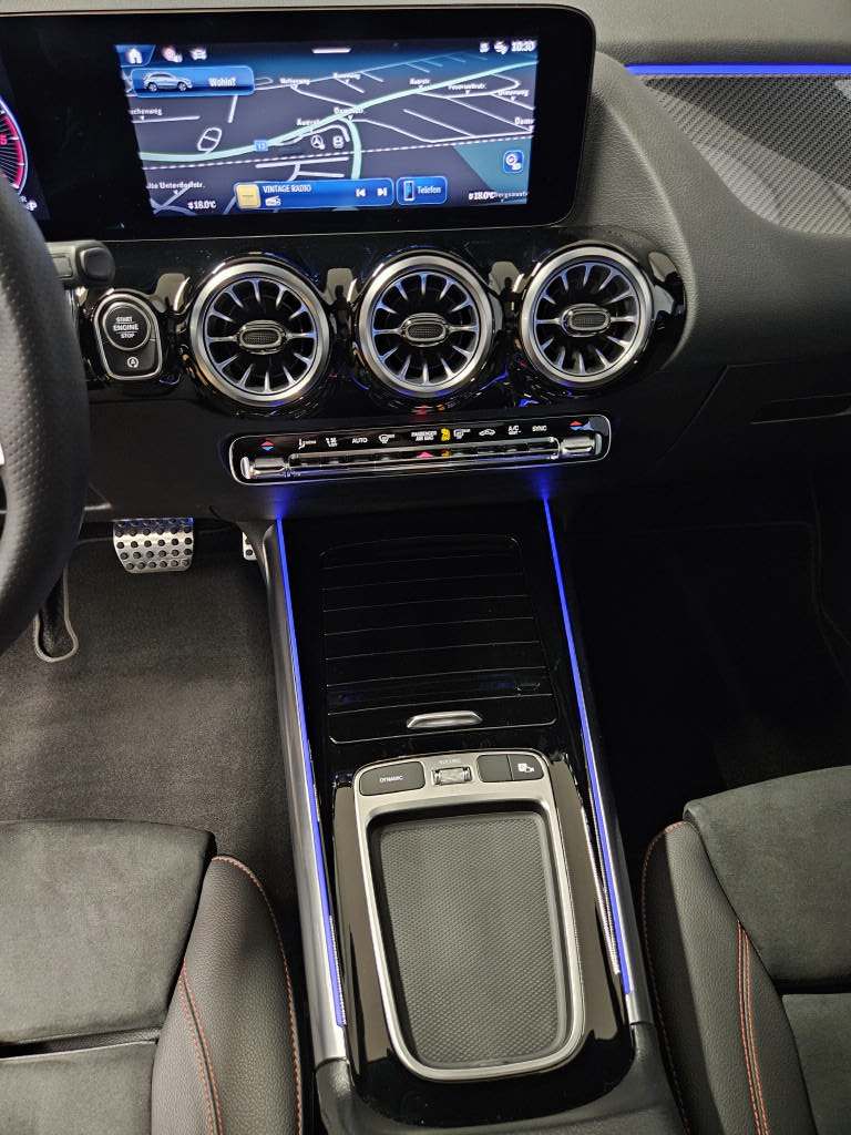 MERCEDES-BENZ GLA 220 d 4Matic AMG Line Swiss Star-image-10