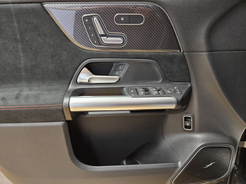 MERCEDES-BENZ GLA 220 d 4Matic AMG Line Swiss Star-image-9