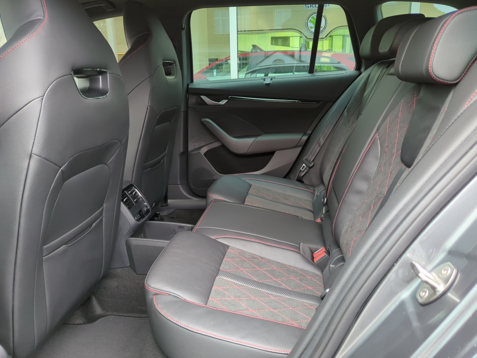 SKODA Octavia Combi 2.0 TSI DSG RS-image-7