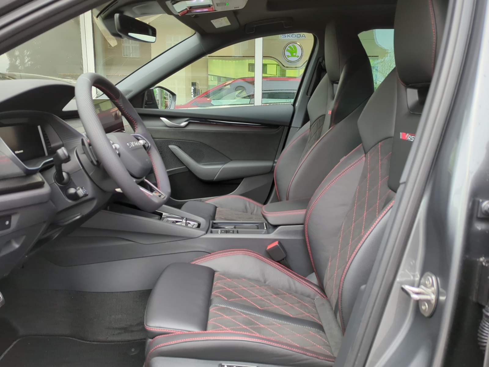 SKODA Octavia Combi 2.0 TSI DSG RS-image-5