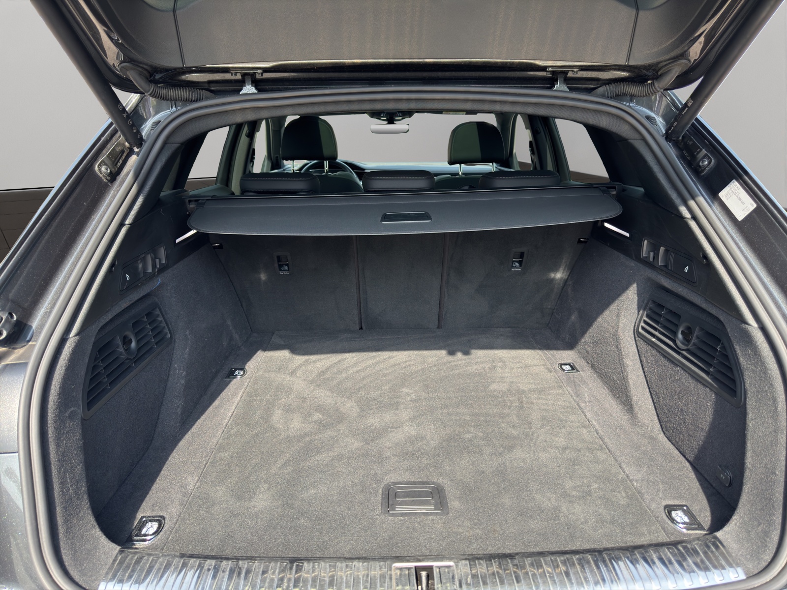 AUDI e-tron 55 S Line quattro-image-5