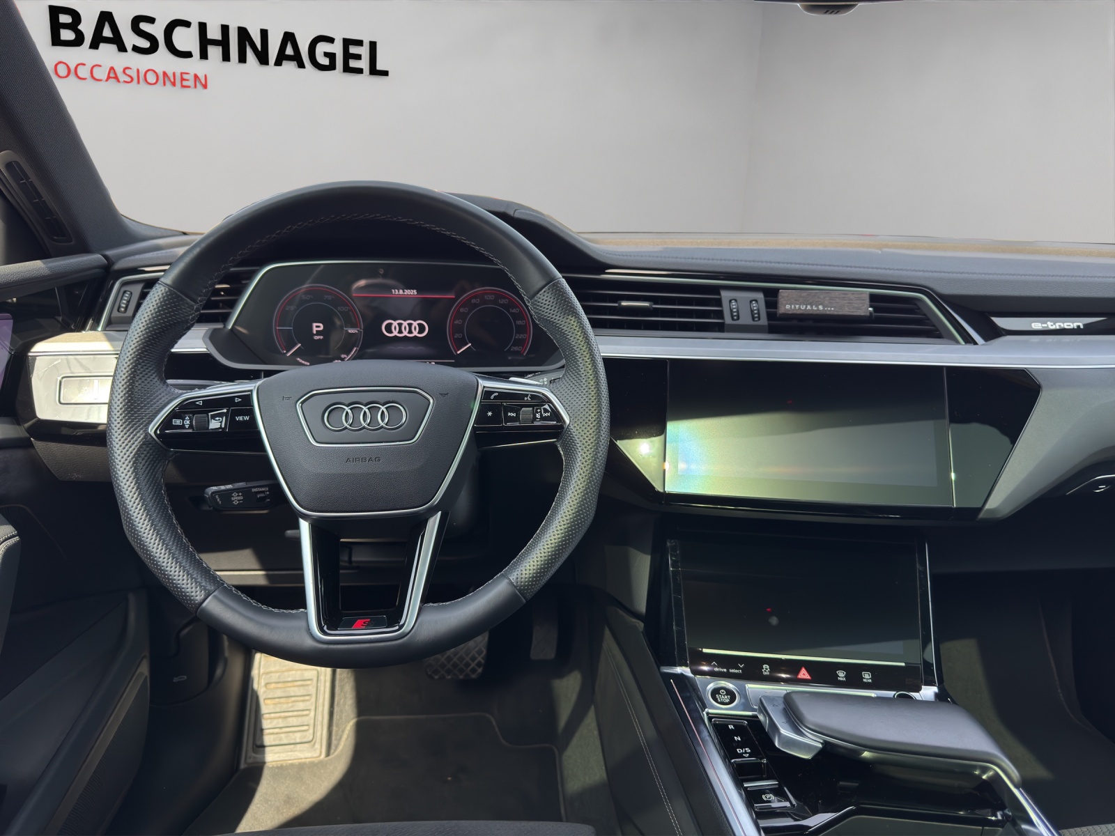 AUDI e-tron 55 S Line quattro-image-4