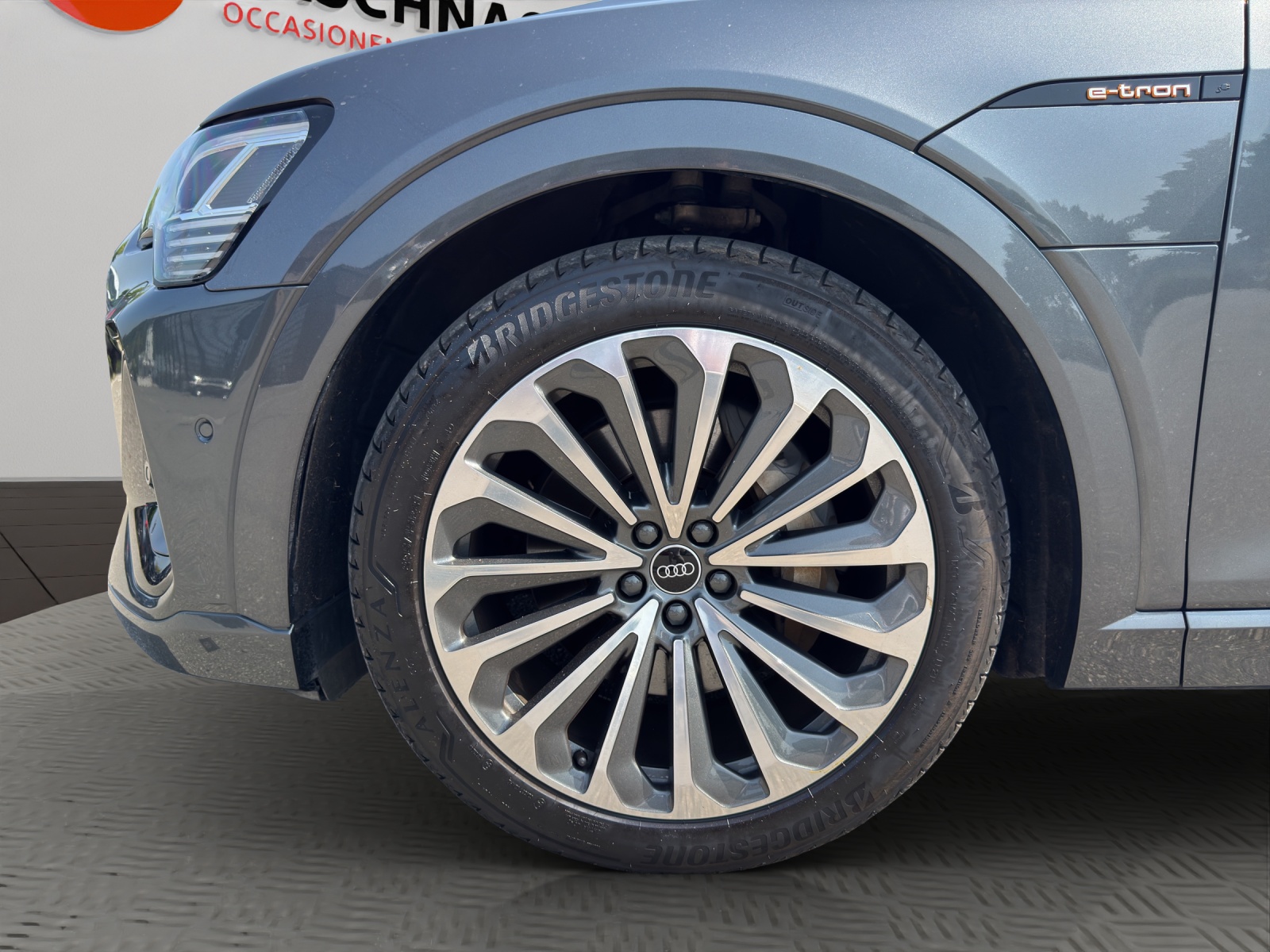 AUDI e-tron 55 S Line quattro-image-6