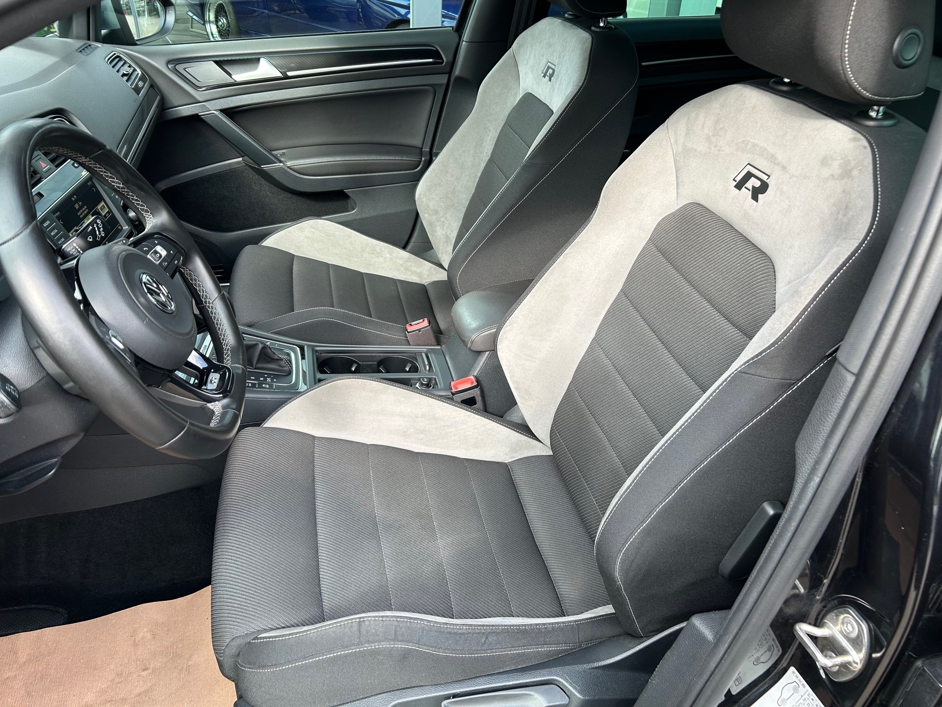 VW Golf 2.0 TSI R 4Motion DSG-image-10