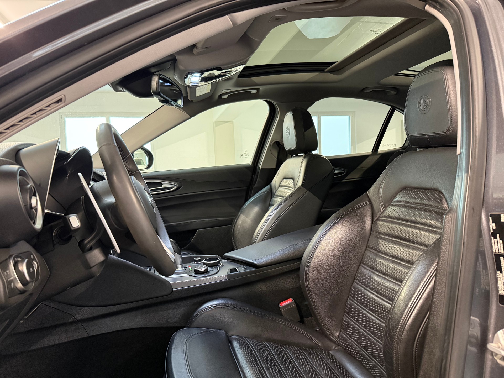 ALFA ROMEO Giulia 2.2 JTDM Veloce Q4 Automatic-image-8