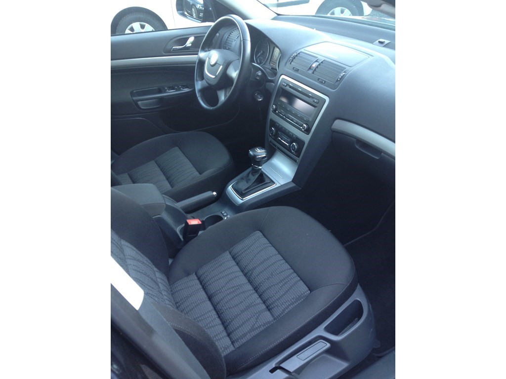 SKODA Octavia Combi 2.0 TDI Ambiente DSG-image-4