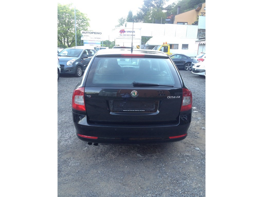 SKODA Octavia Combi 2.0 TDI Ambiente DSG-image-3