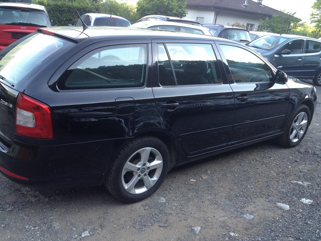SKODA Octavia Combi 2.0 TDI Ambiente DSG-image-2