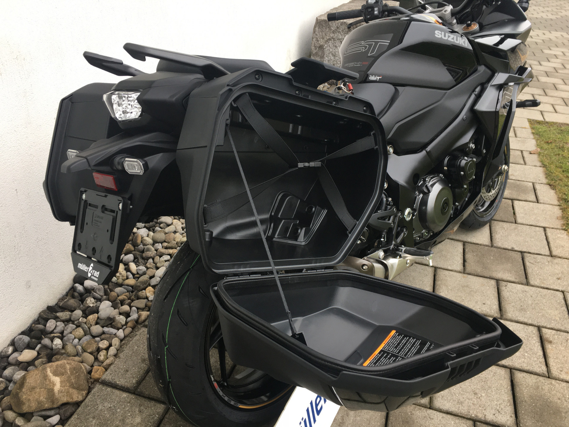 SUZUKI GSX-S 1000 GT Travel-showroom-element-1