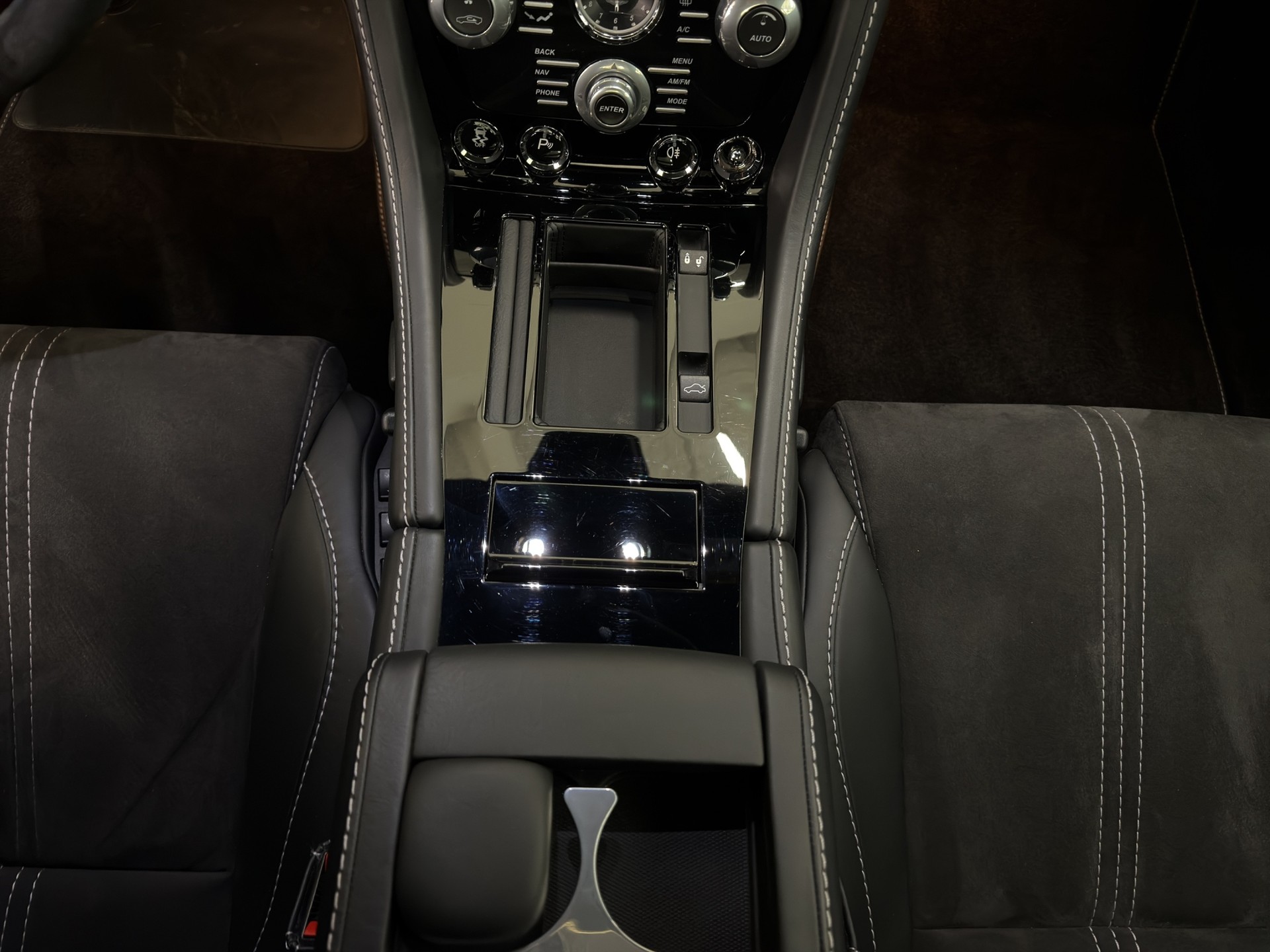 ASTON MARTIN V8 Vantage 4.7 S Sportshift-image-16