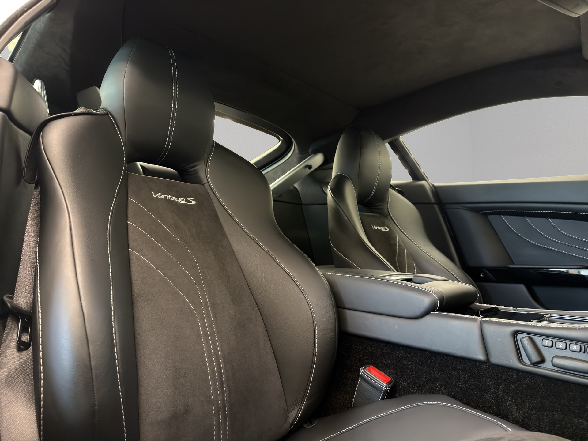 ASTON MARTIN V8 Vantage 4.7 S Sportshift-image-12