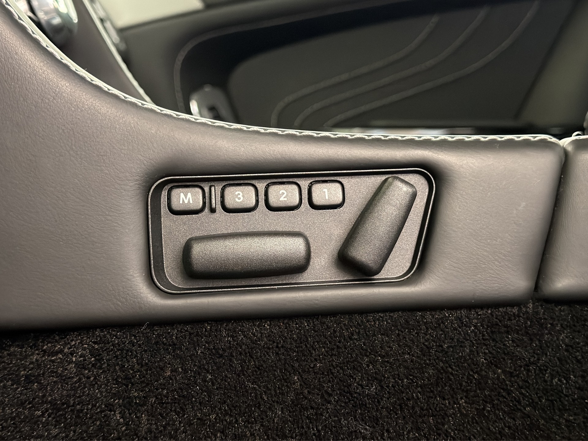 ASTON MARTIN V8 Vantage 4.7 S Sportshift-image-19