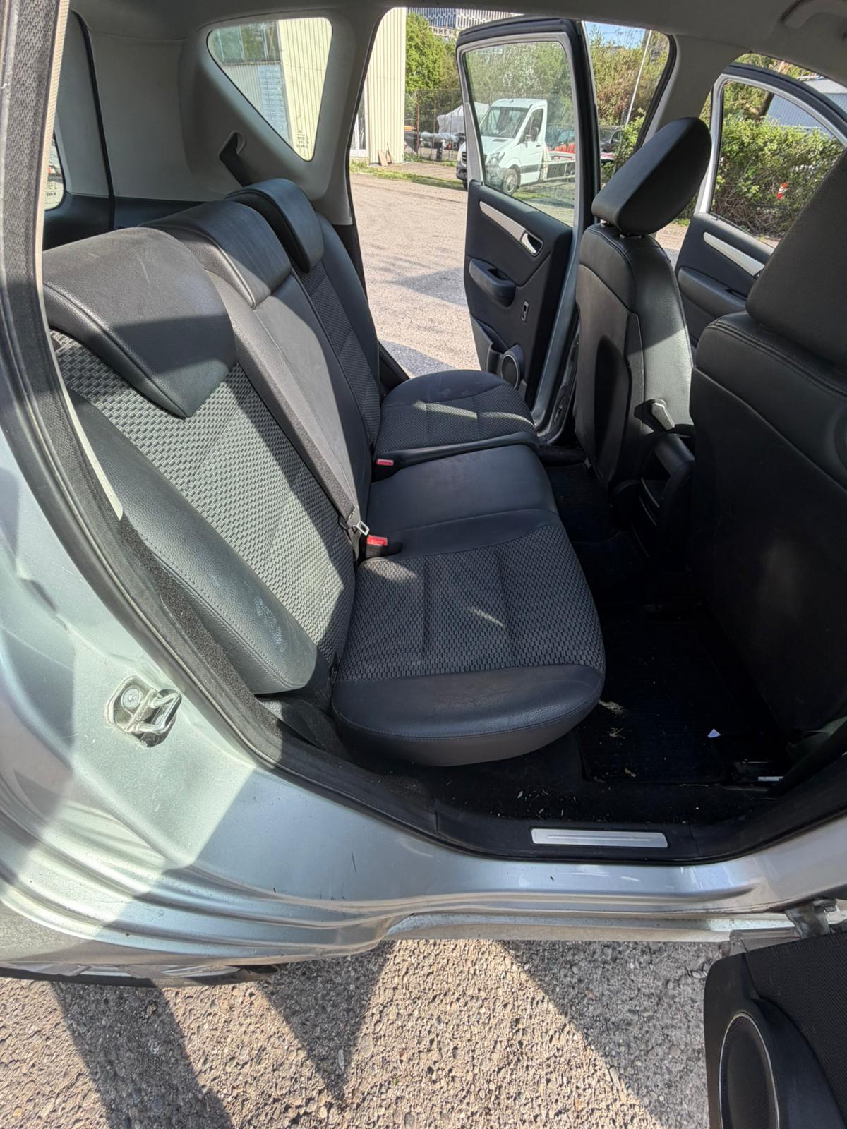MERCEDES-BENZ A 180 Avantgarde Selection Autotronic-image-11