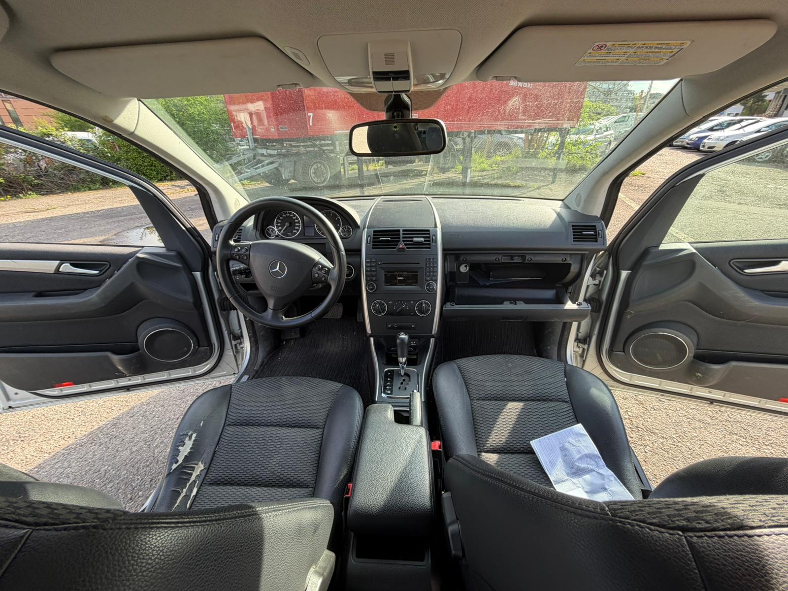 MERCEDES-BENZ A 180 Avantgarde Selection Autotronic-image-9
