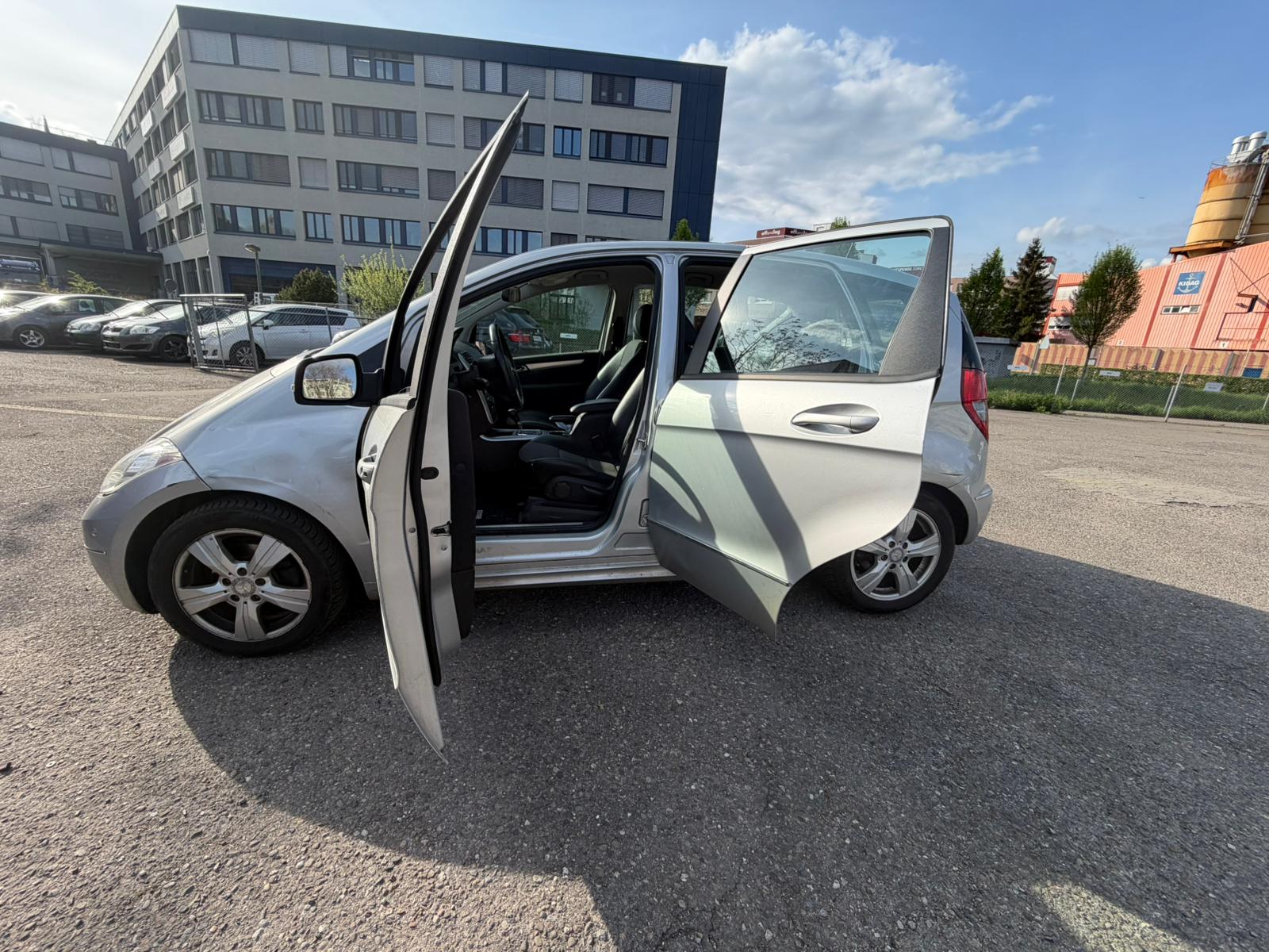 MERCEDES-BENZ A 180 Avantgarde Selection Autotronic-image-7