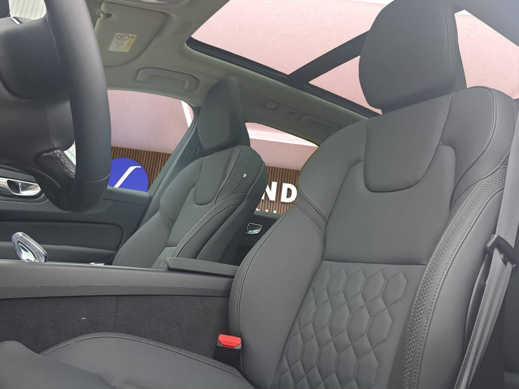 VOLVO XC60 2.0 B5 MH Plus Dark AWD-image-14