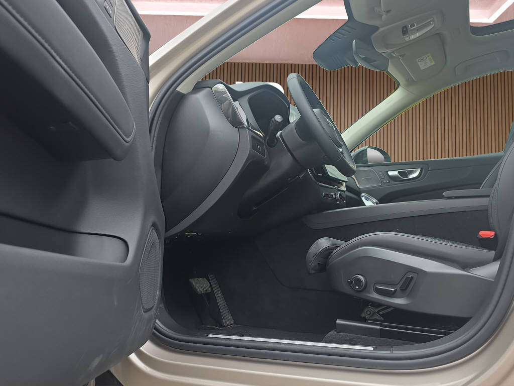 VOLVO XC60 2.0 B5 MH Plus Dark AWD-image-11
