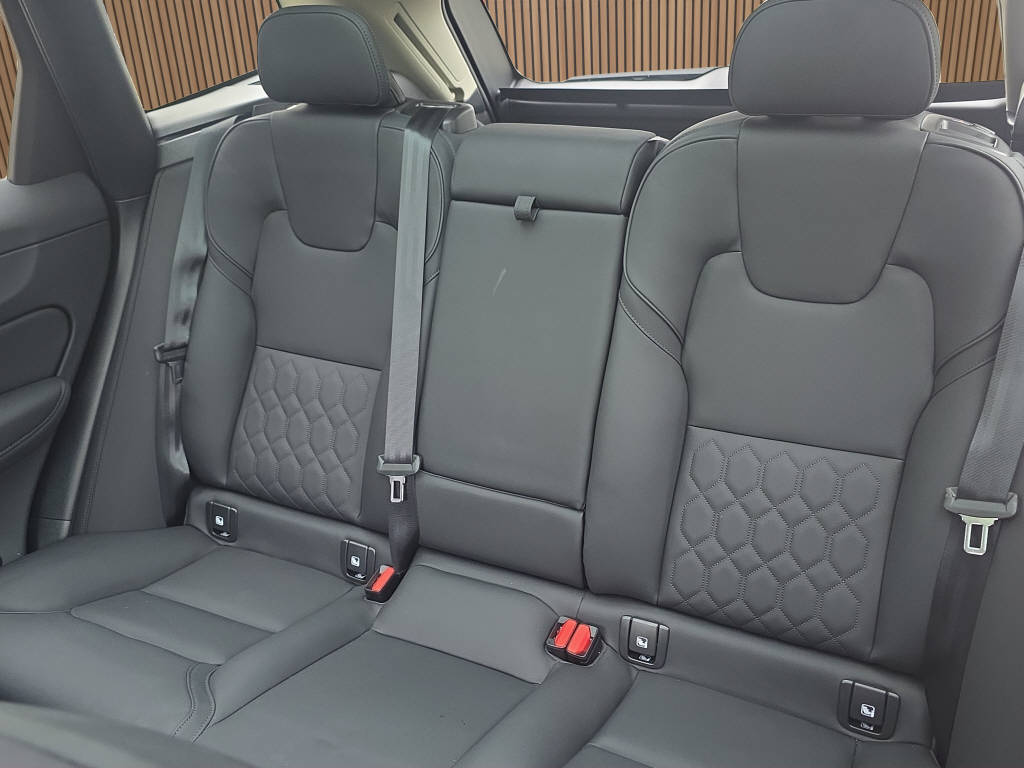 VOLVO XC60 2.0 B5 MH Plus Dark AWD-image-19