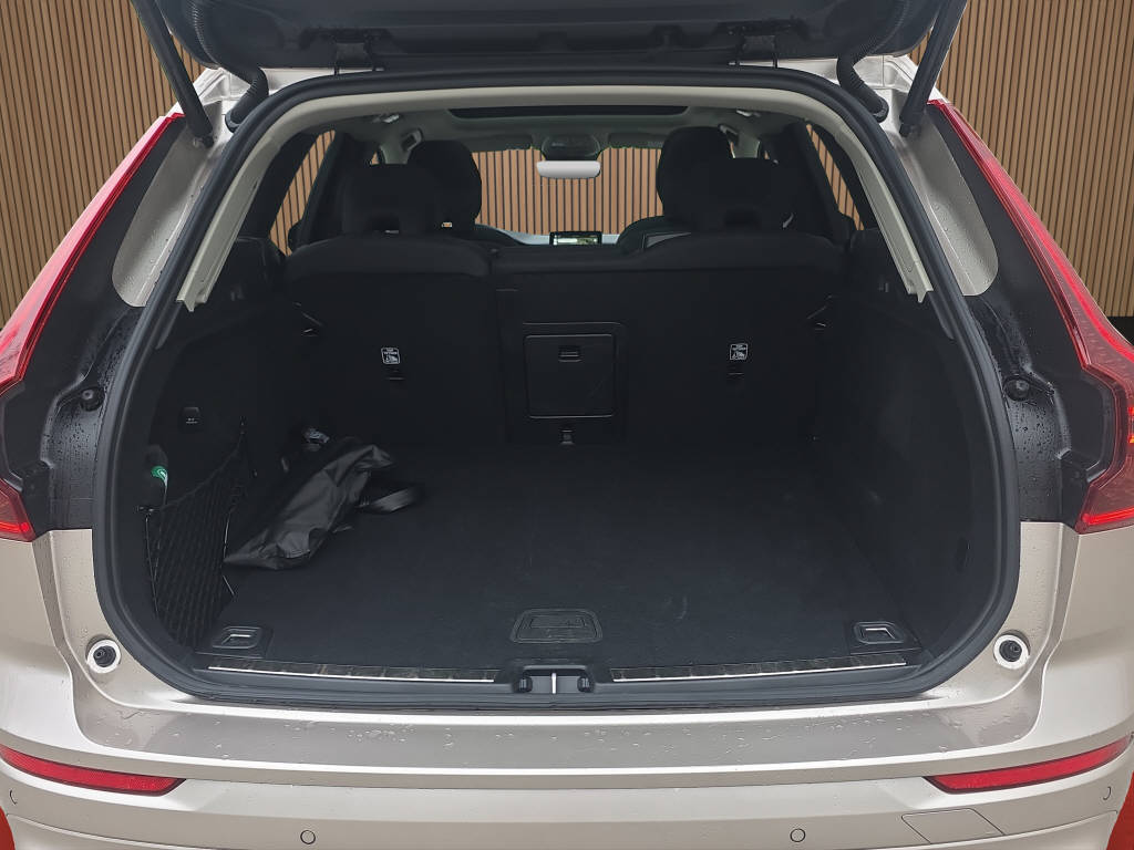 VOLVO XC60 2.0 B5 MH Plus Dark AWD-image-10