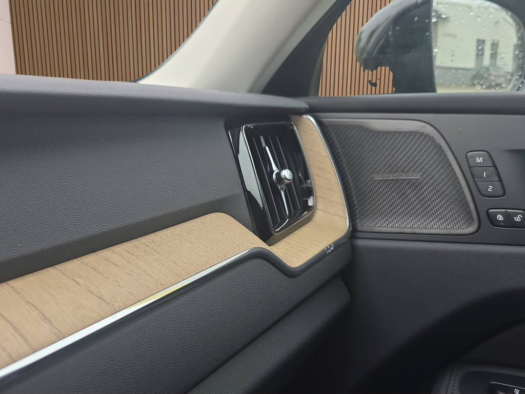 VOLVO XC60 2.0 B5 MH Plus Dark AWD-image-18