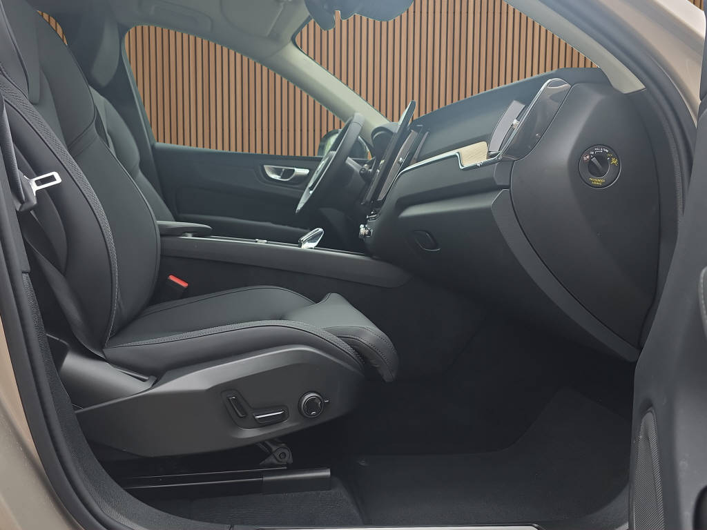 VOLVO XC60 2.0 B5 MH Plus Dark AWD-image-13