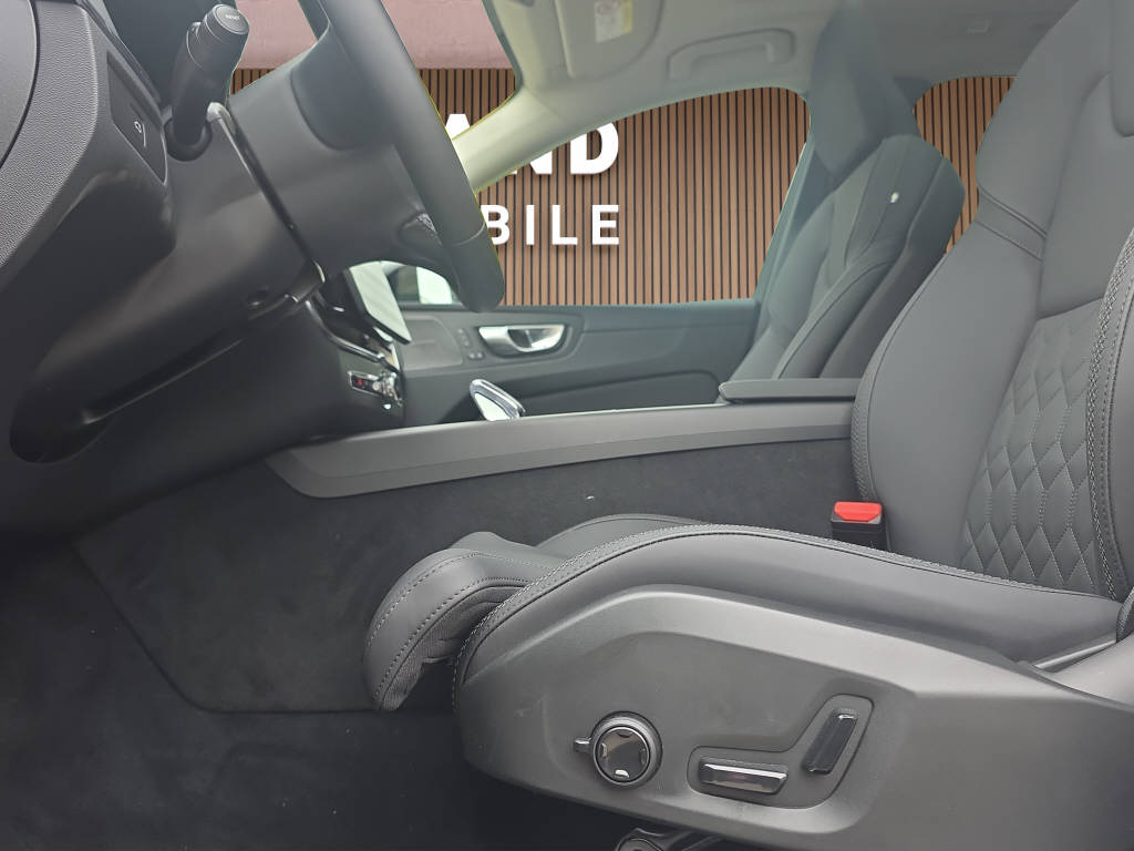VOLVO XC60 2.0 B5 MH Plus Dark AWD-image-12