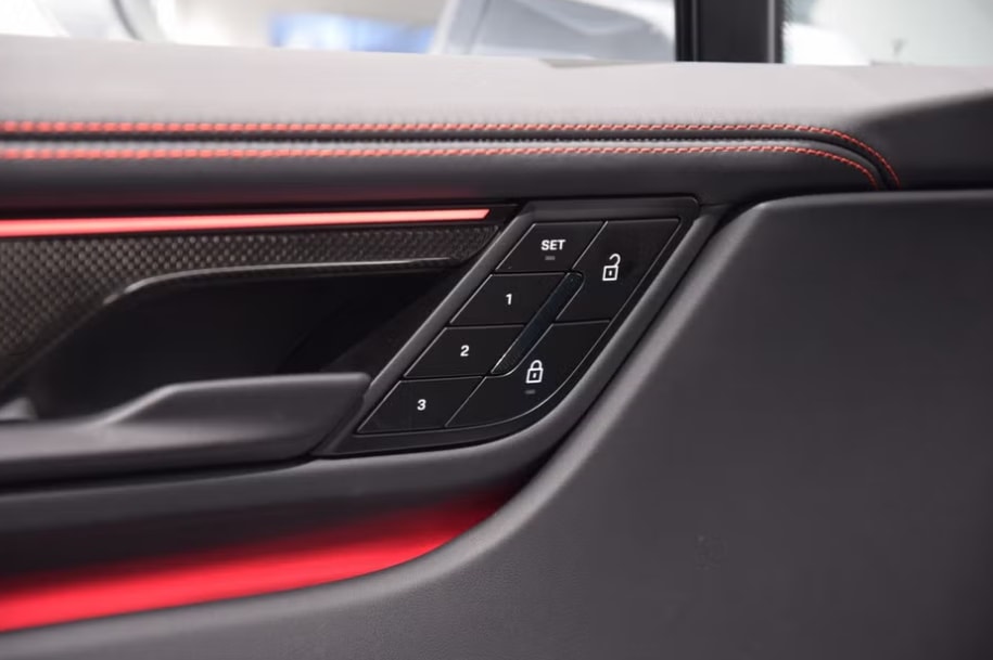 PORSCHE Macan 4 GTS 100kWh-image-5