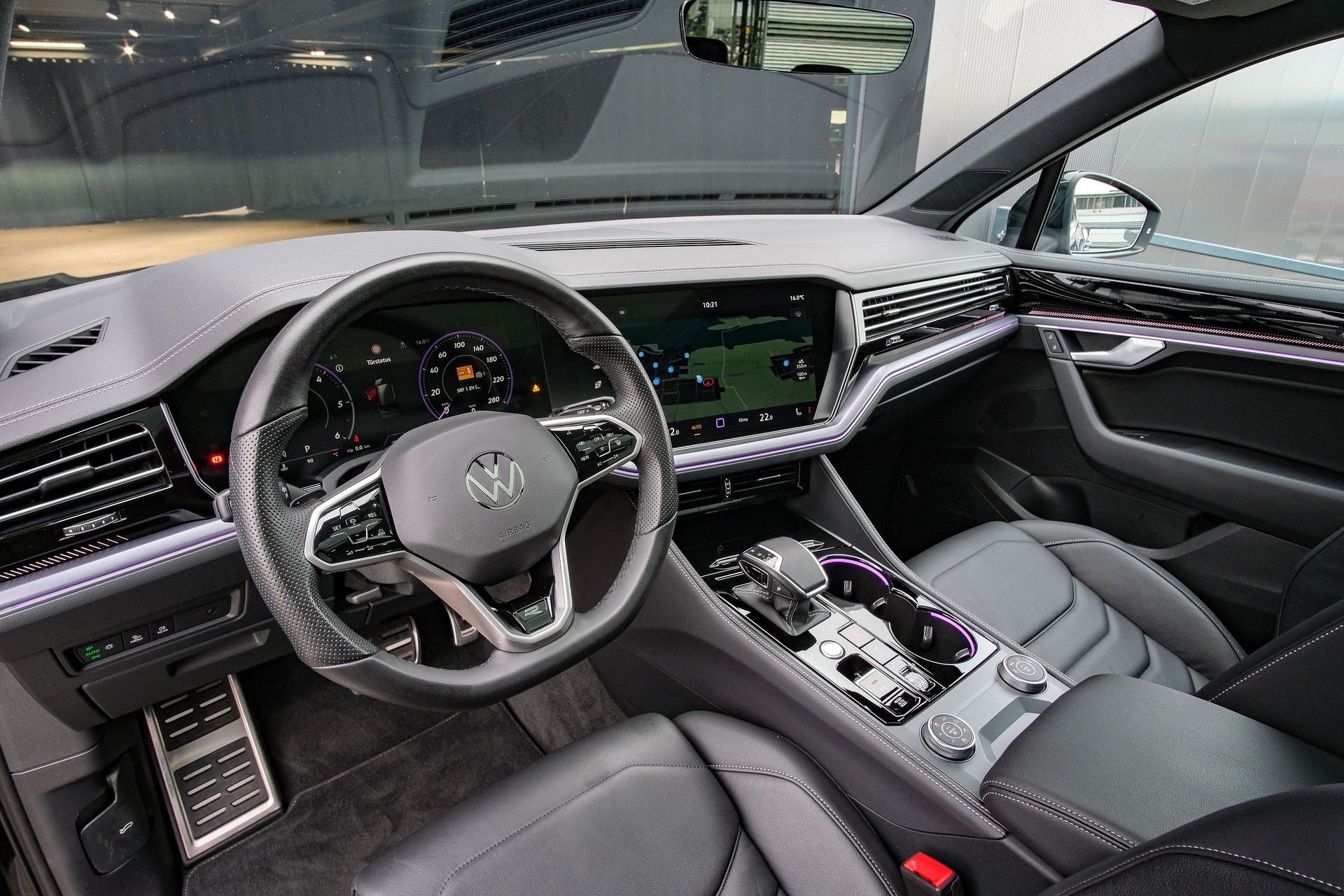 VW Touareg 3.0 TDI R-Line Tiptronic-image-12