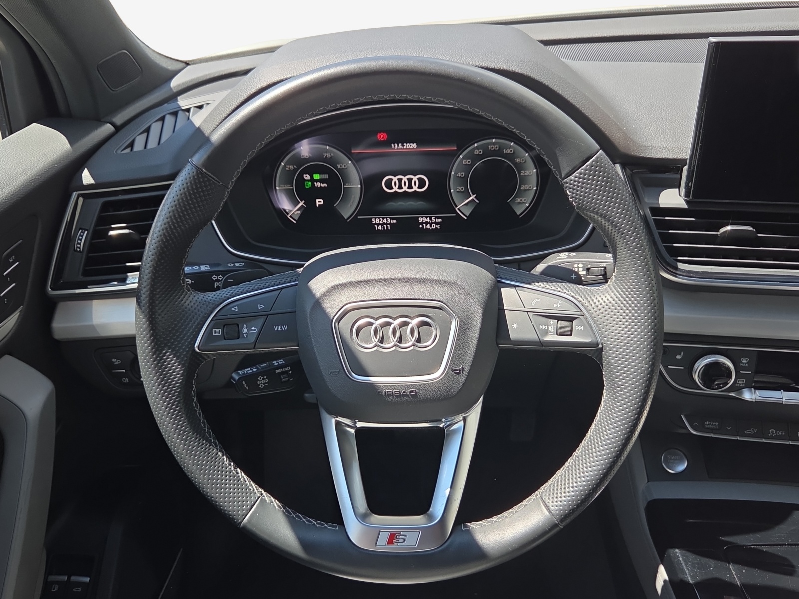 AUDI Q5 50 TFSI e PHEV Black Edition quattro S-tronic-image-9