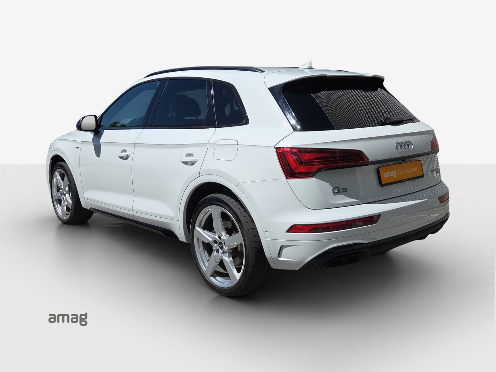 AUDI Q5 50 TFSI e PHEV Black Edition quattro S-tronic-image-2