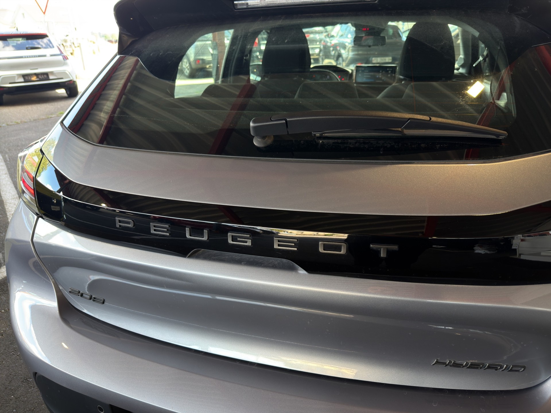 PEUGEOT 208 1.2 Hybrid Style-image-29
