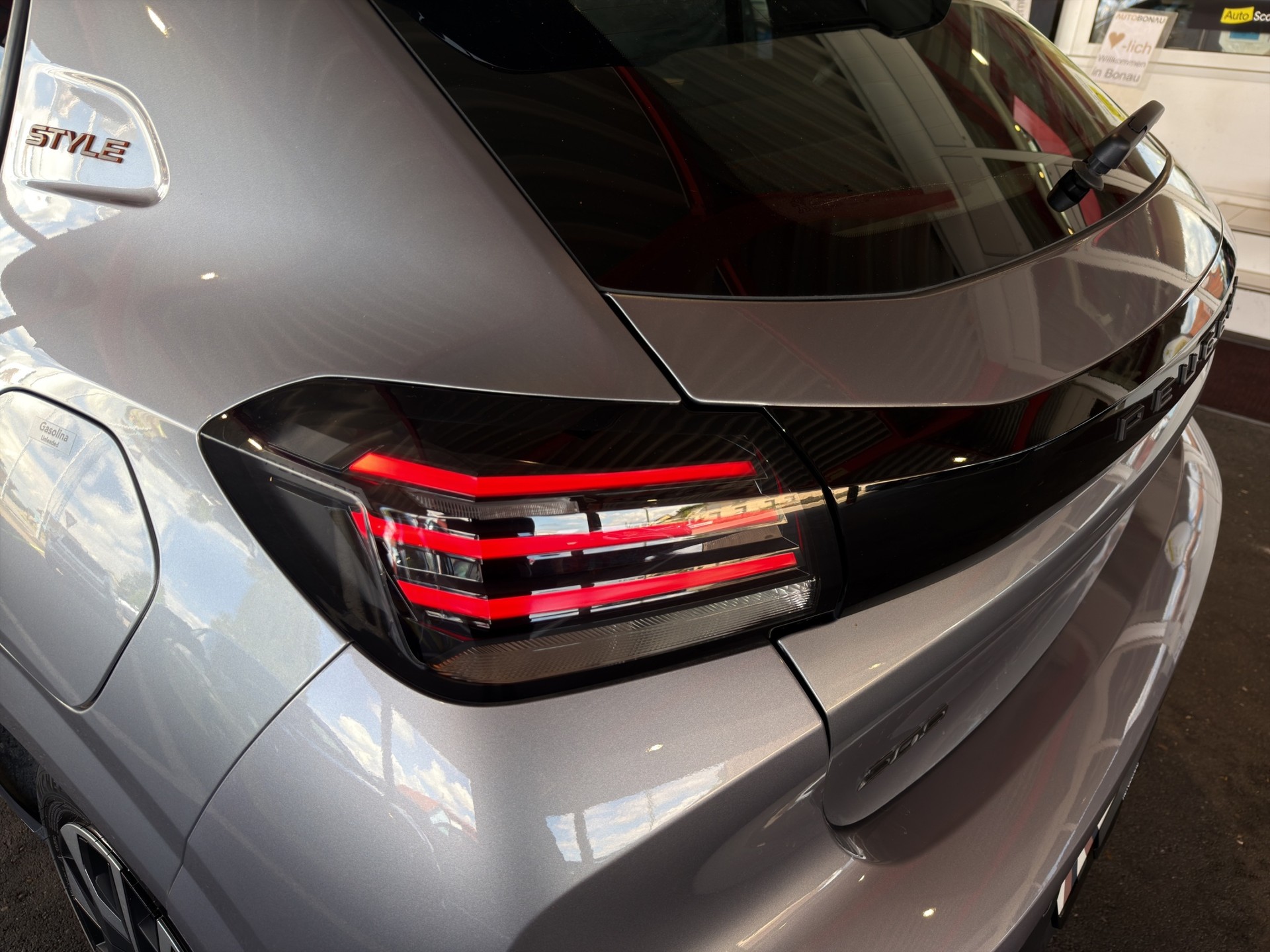 PEUGEOT 208 1.2 Hybrid Style-image-28