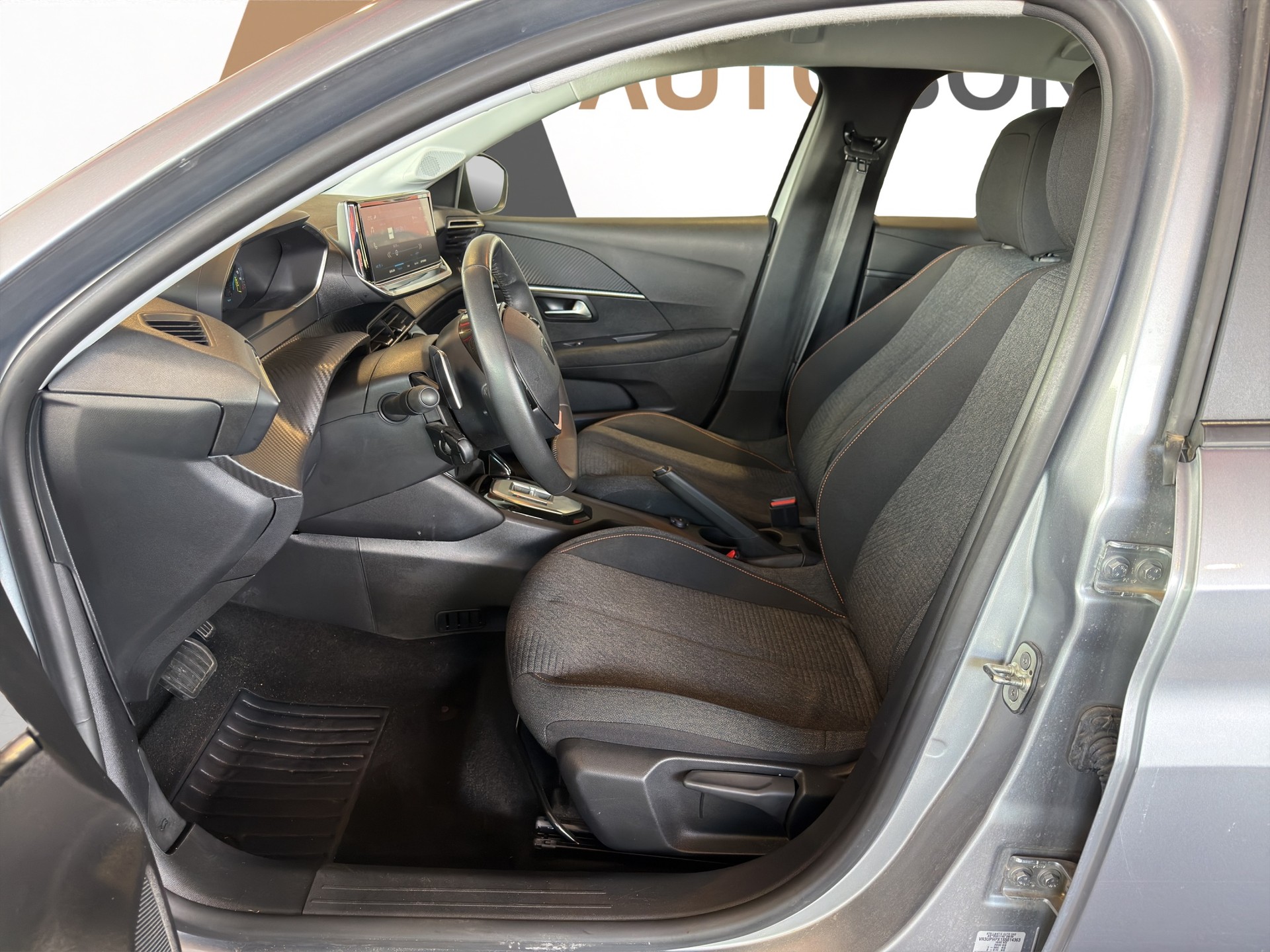 PEUGEOT 208 1.2 Hybrid Style-image-8