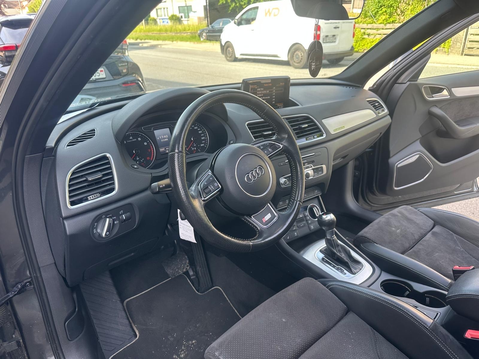 AUDI Q3 2.0 TFSI sport quattro S-tronic-image-10