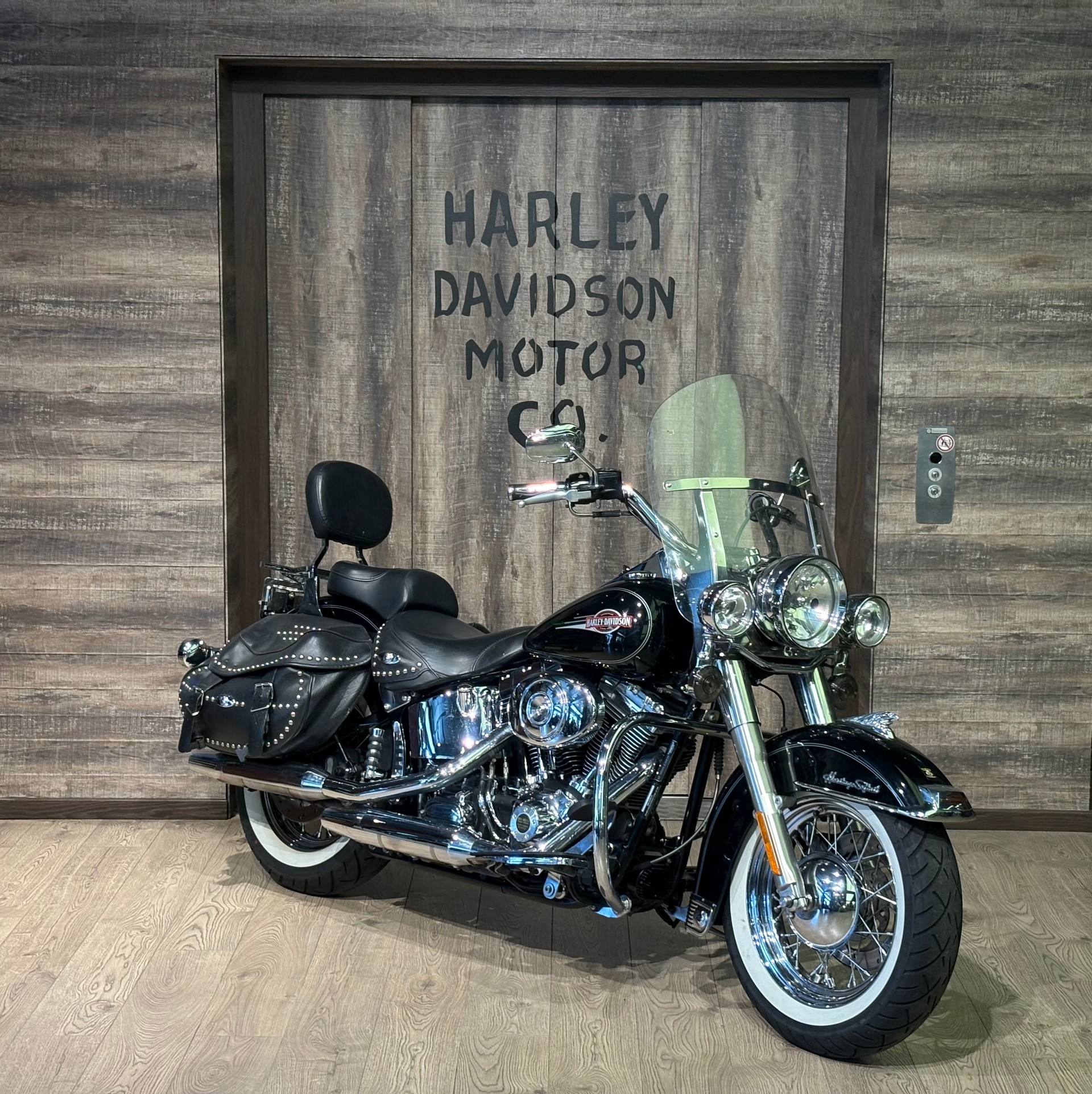 HARLEY-DAVIDSON FLSTCI Softail Classic-showroom-element-1