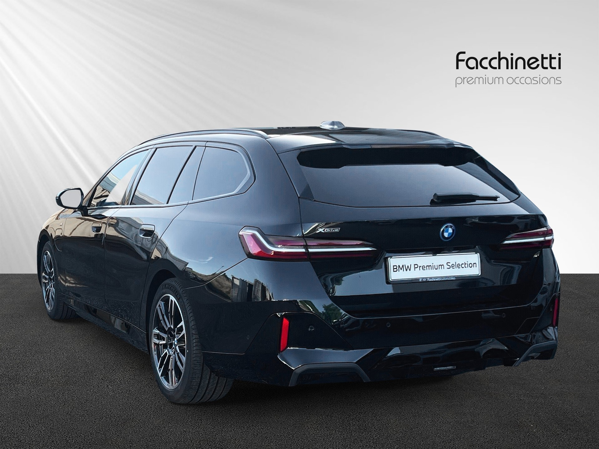 BMW 530e xDrive Touring M Sport Steptronic-image-2