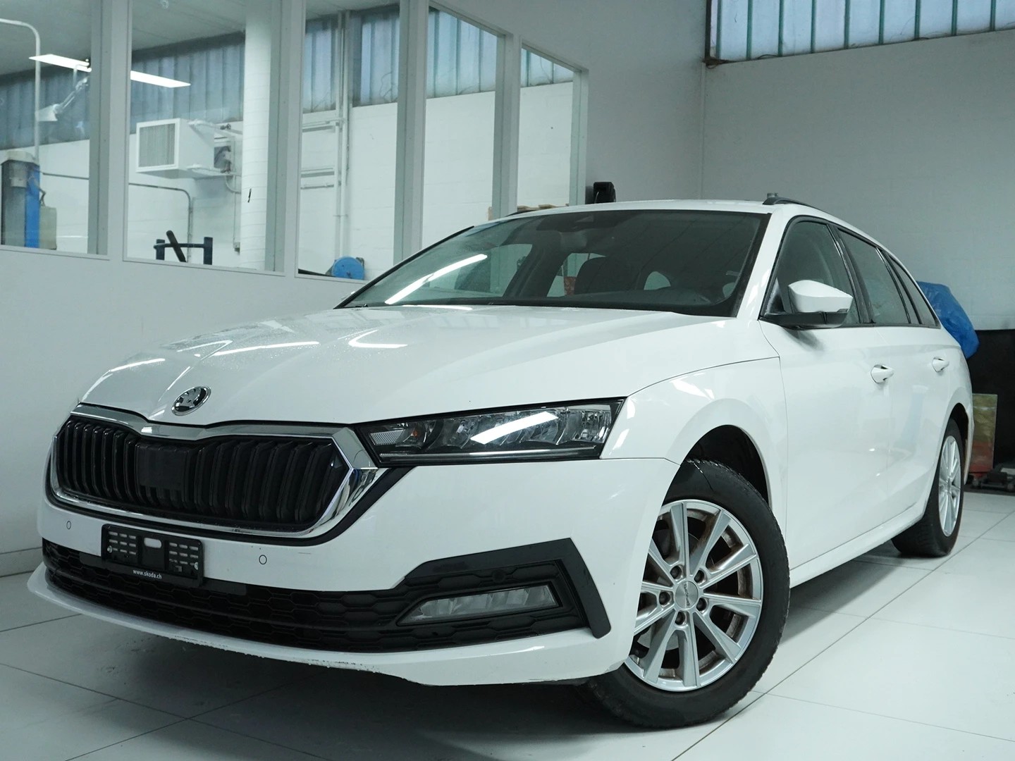 SKODA Octavia Combi 1.0 TSI mHEV DSG Ambition-image-0
