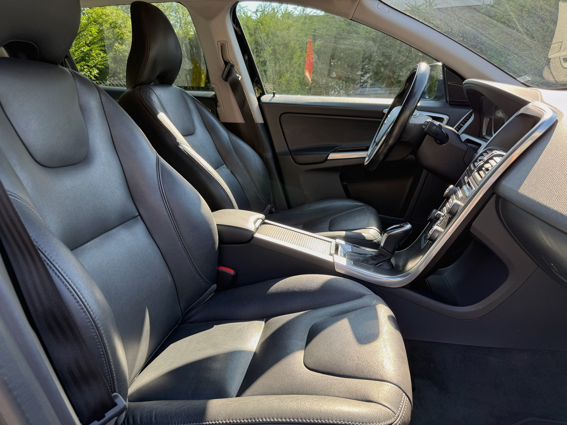 VOLVO XC60 D5 AWD Momentum Geartronic-image-9