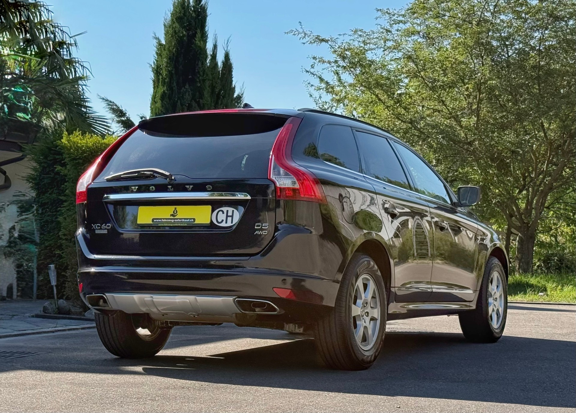 VOLVO XC60 D5 AWD Momentum Geartronic-image-3