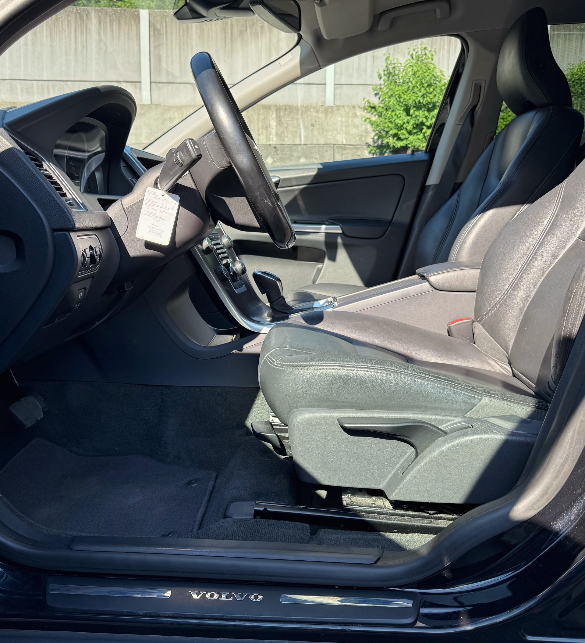 VOLVO XC60 D5 AWD Momentum Geartronic-image-7