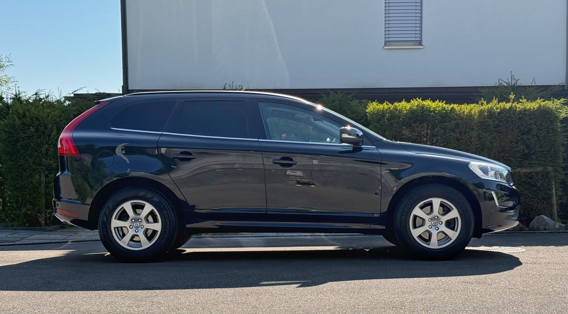 VOLVO XC60 D5 AWD Momentum Geartronic-image-2