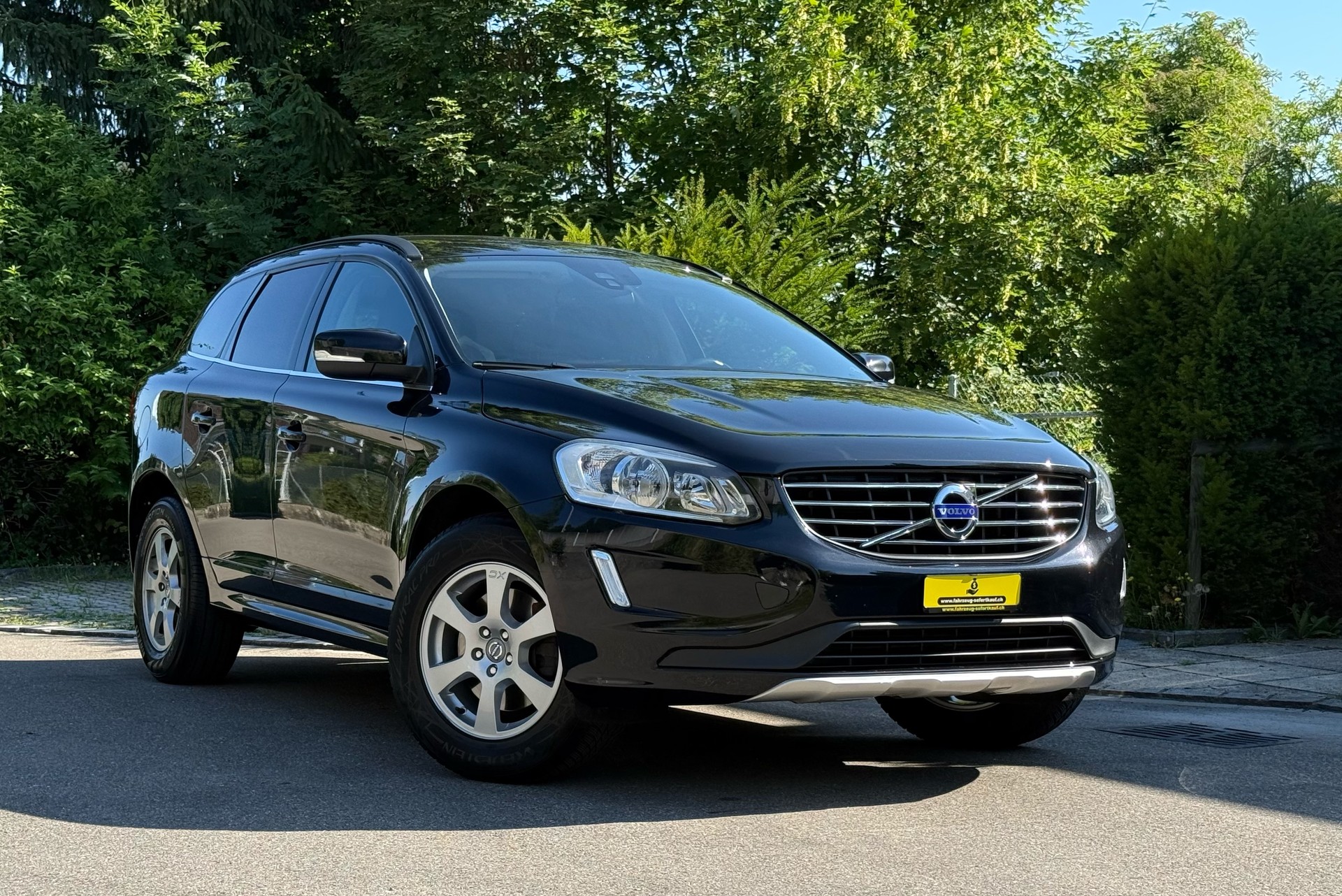 VOLVO XC60 D5 AWD Momentum Geartronic-image-0