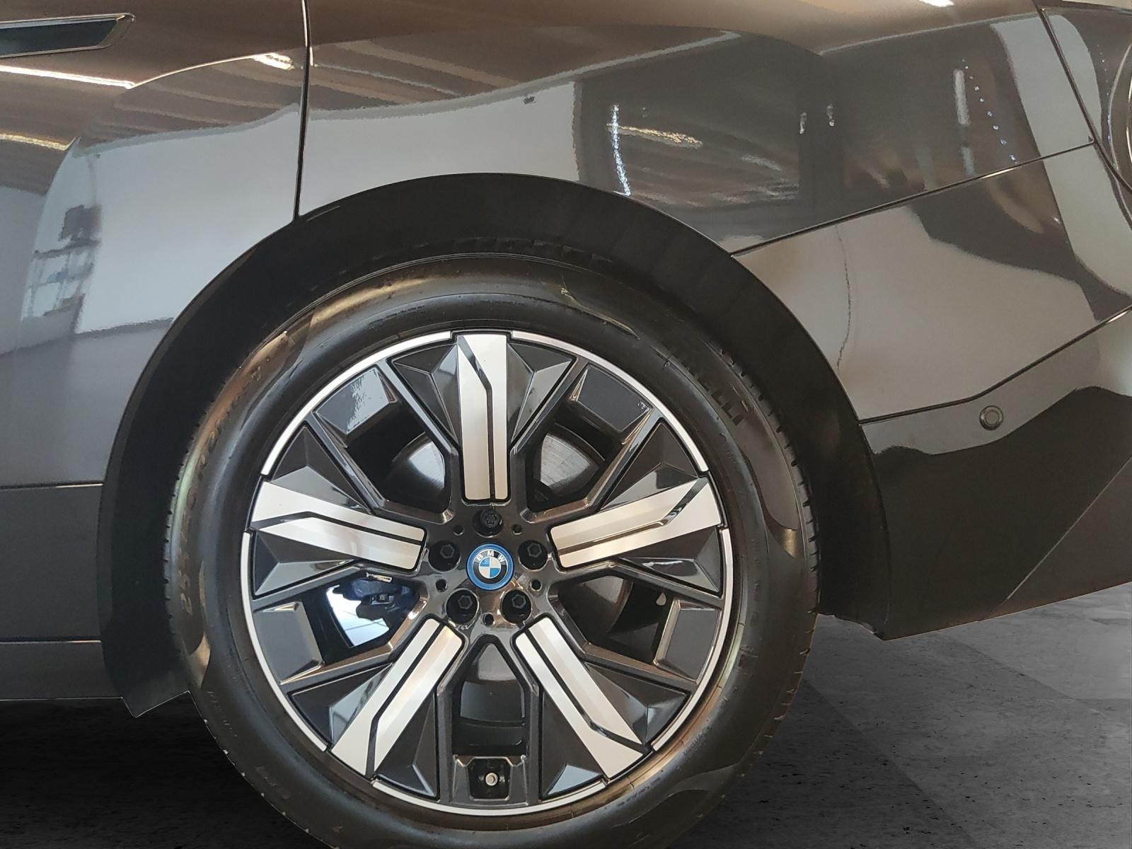 BMW iX xDrive50-image-9