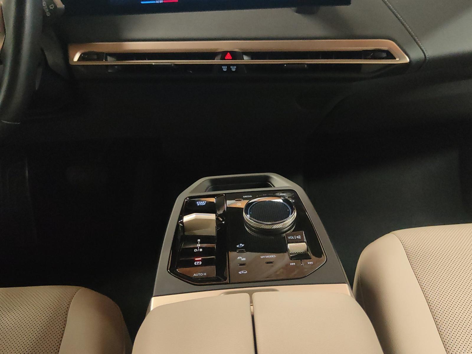 BMW iX xDrive50-image-19