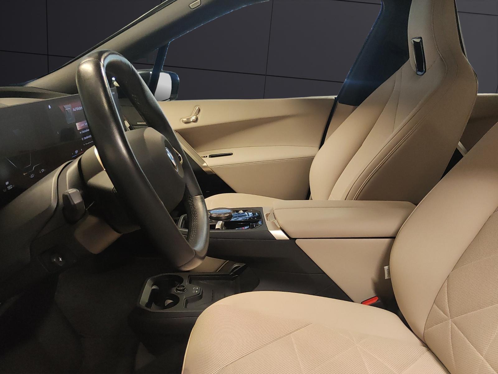 BMW iX xDrive50-image-11