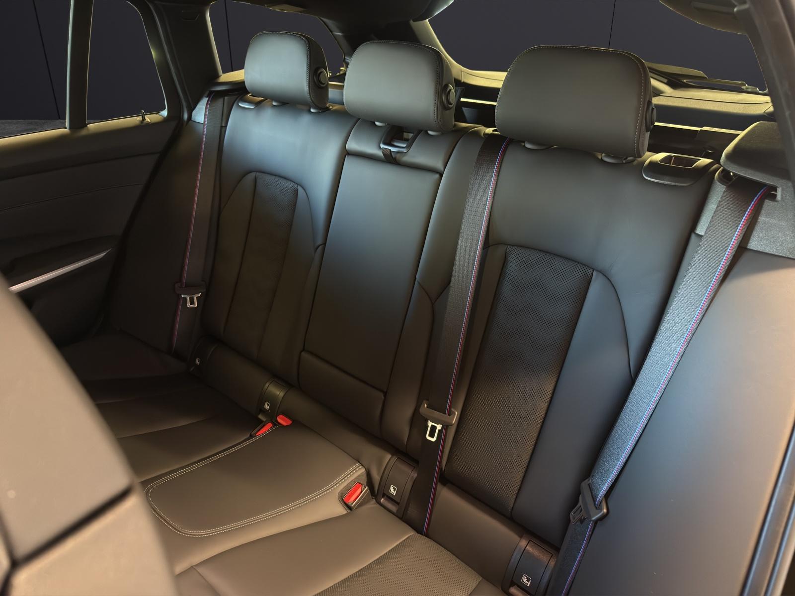 BMW M3 Competition xDrive Touring-image-12