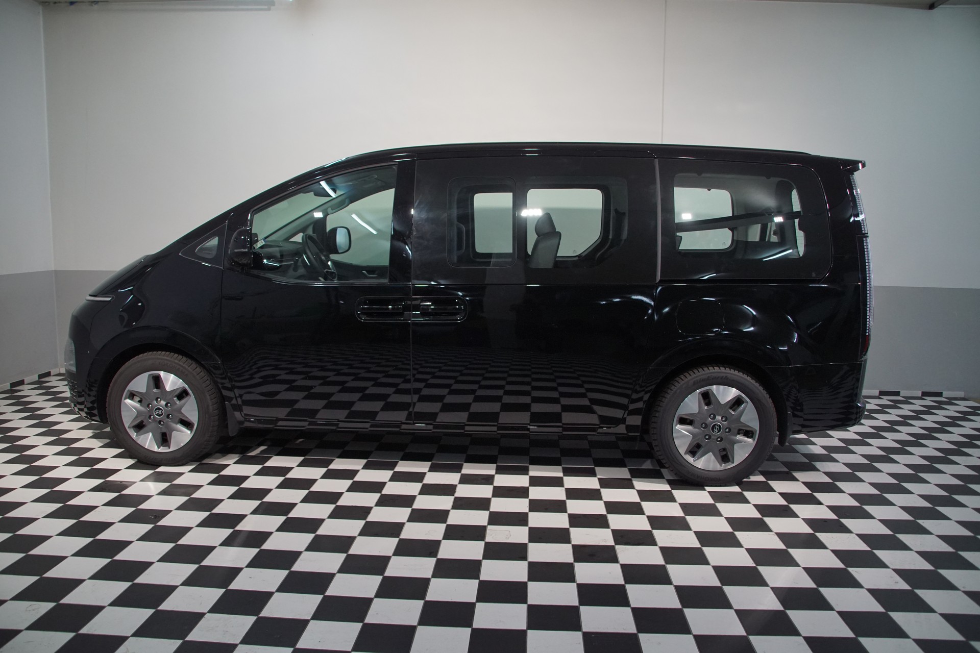 HYUNDAI Staria Premium 1.6 T-GDi HEV Vertex A *swiss*-image-8