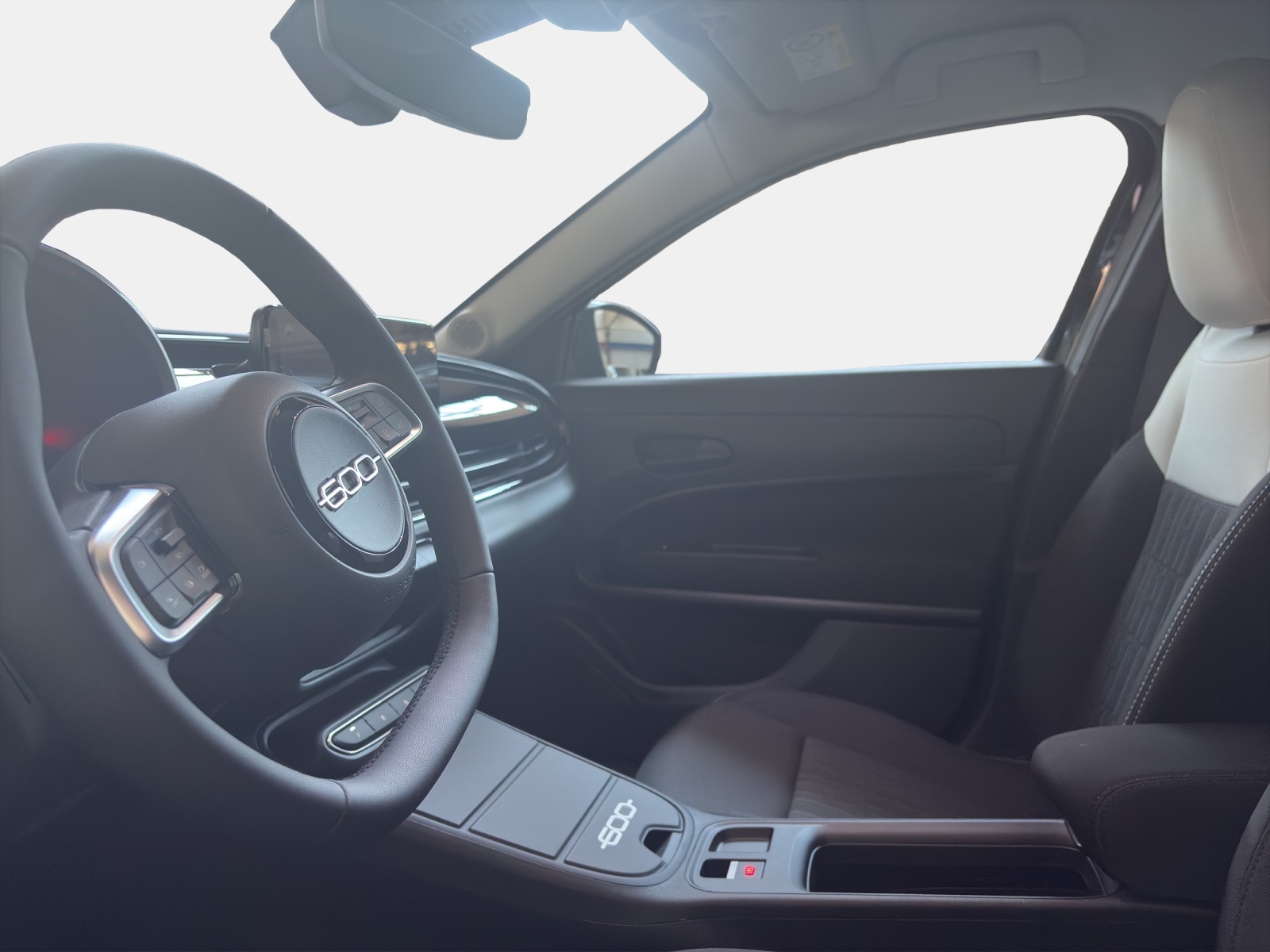 FIAT 600 1.2/100 Hybrid Icon Swiss Edition-image-9
